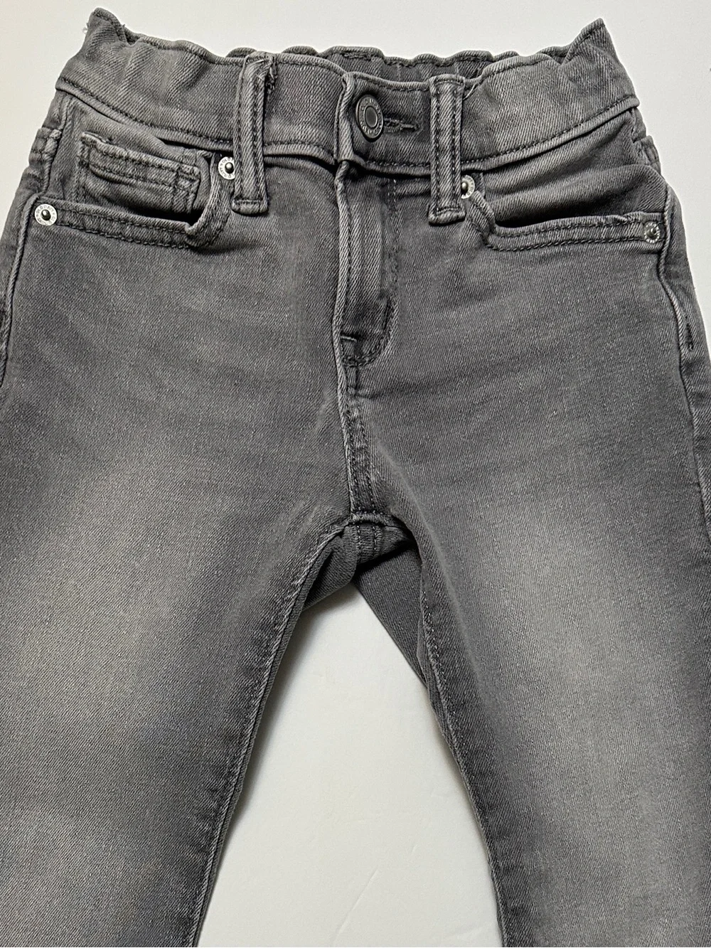 Old Navy boys 360 stretch jeans in gray. Size 5 Slim.